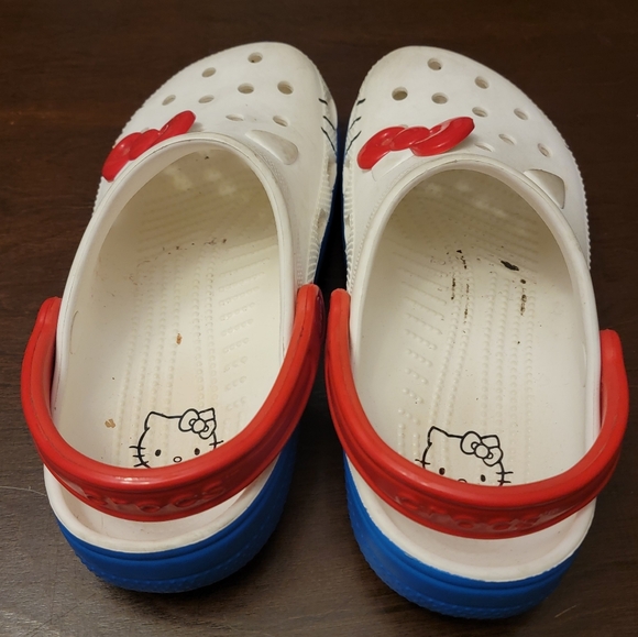 Sanrio Hello Kitty Crocs with Bow Accents - Picture 5 of 7
